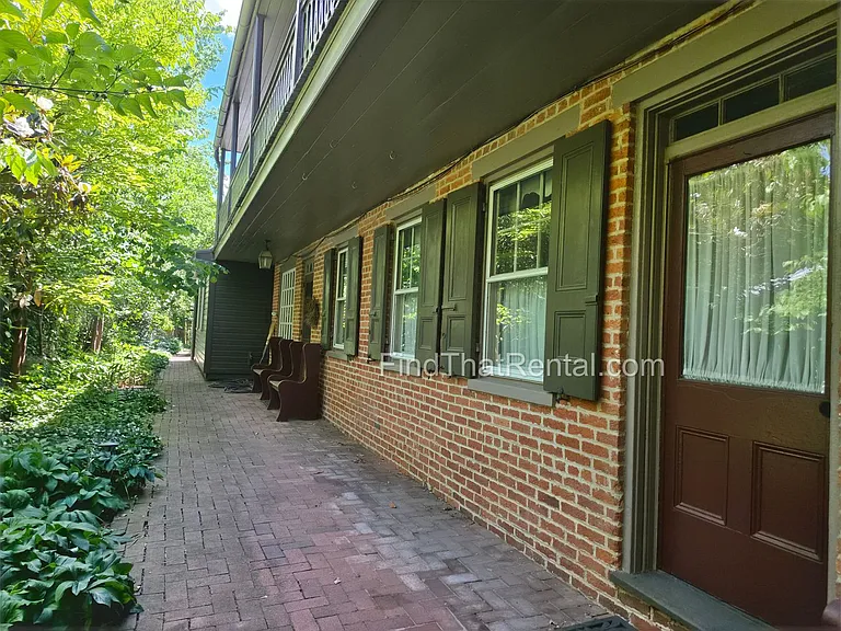 136 W Pomfret St — Photo 3