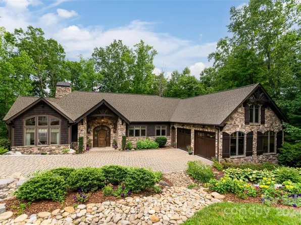 2 Cherokee Orchard Ct, Fairview, NC 28730