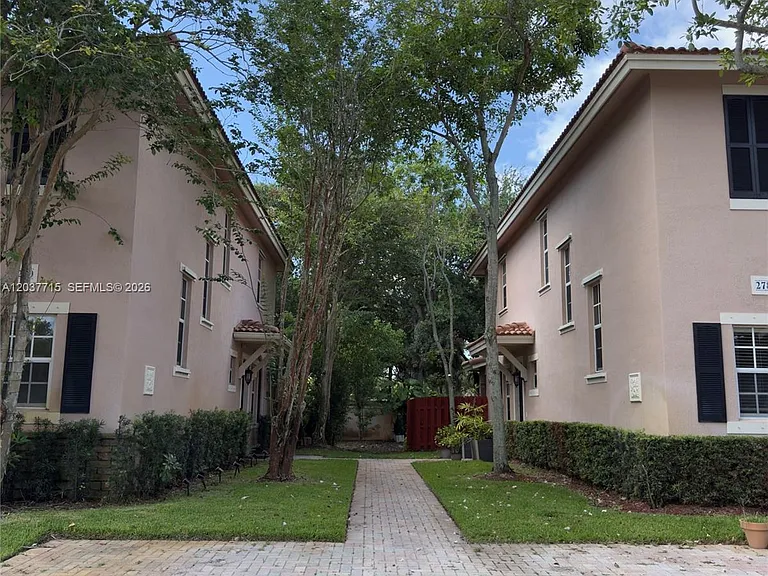 280 Las Brisas Cir #280 — Photo 3
