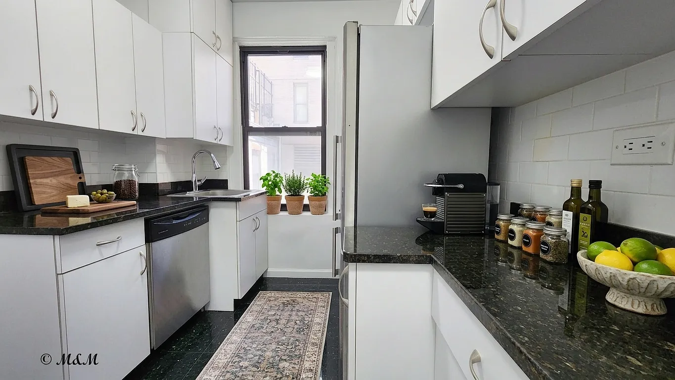 156 East 37th Street — Photo 2