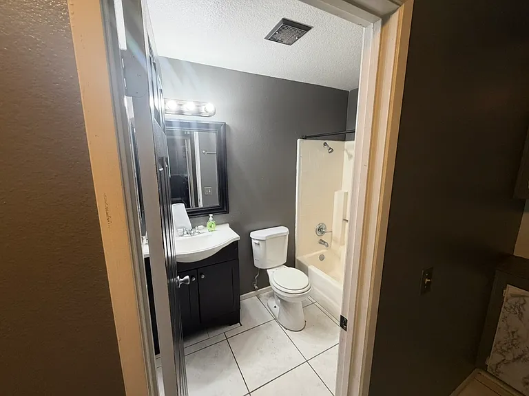 2342 La Salle Ave — Photo 10