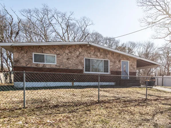 19 Dawn Crescent, Central Islip, NY 11722