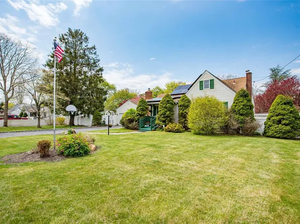 92 Maple Avenue, Bellport, NY 11713