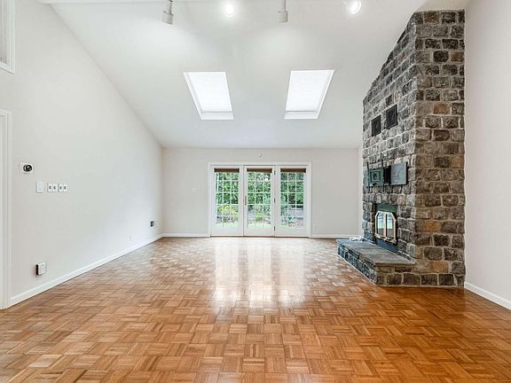 5th image of 413 Poinsettia Ave