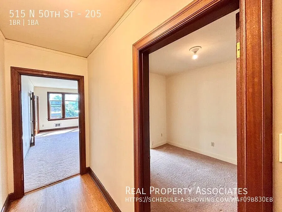 Charming and Spacious 1-Bedroom Available Steps From Green Lake! — Photo 2