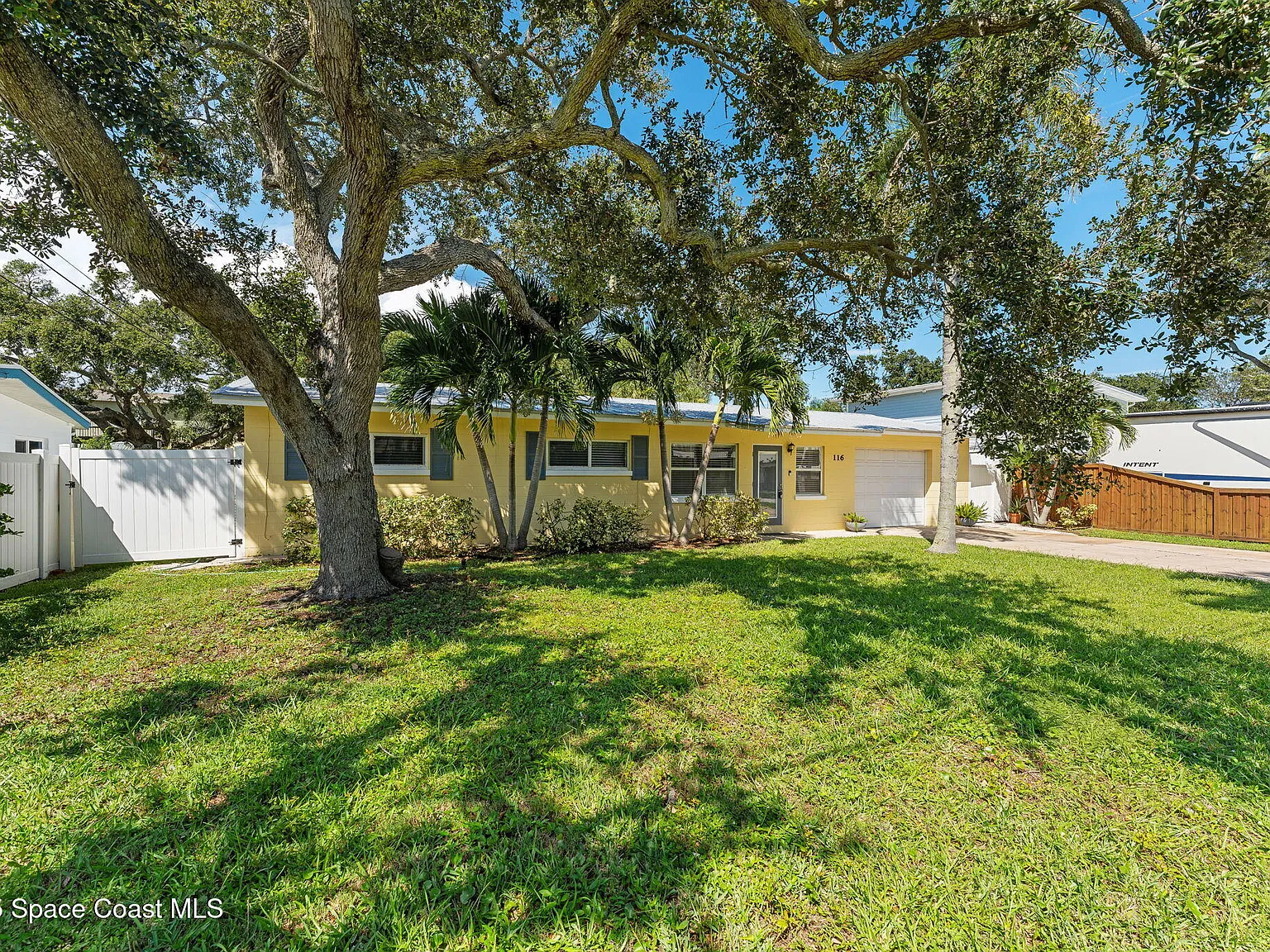 3 bed, 2.5 bath, 2106 sqft, $3,500 — Photo 2