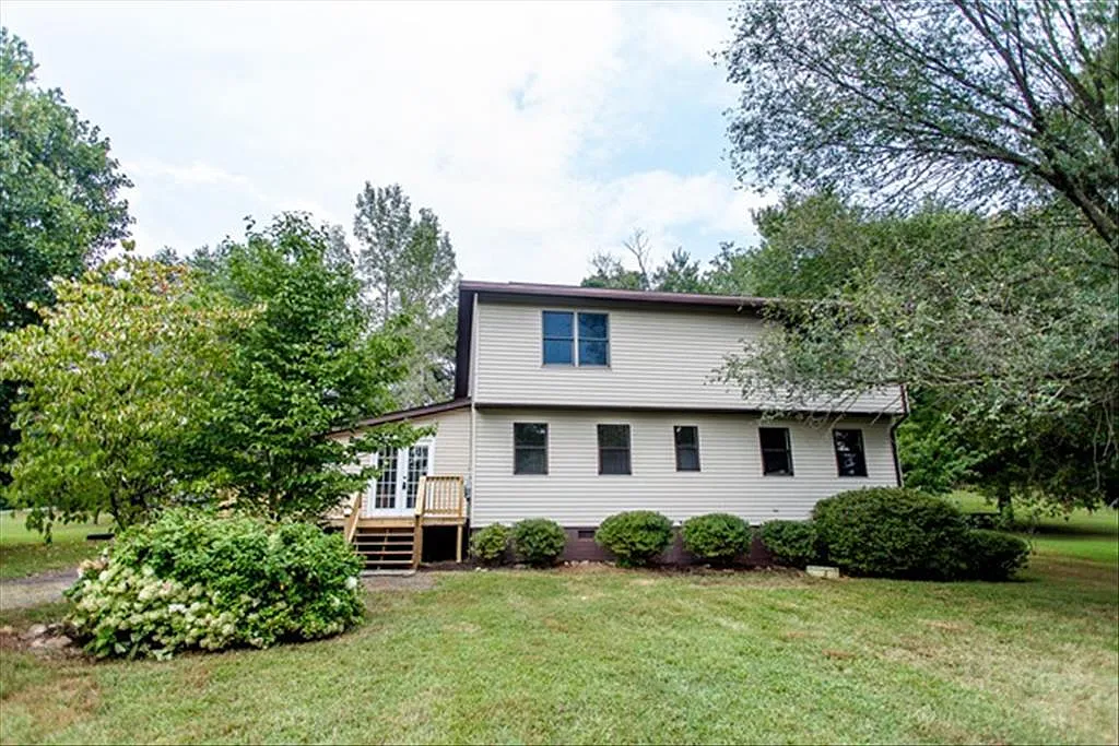421 Sunset Dr photo 1