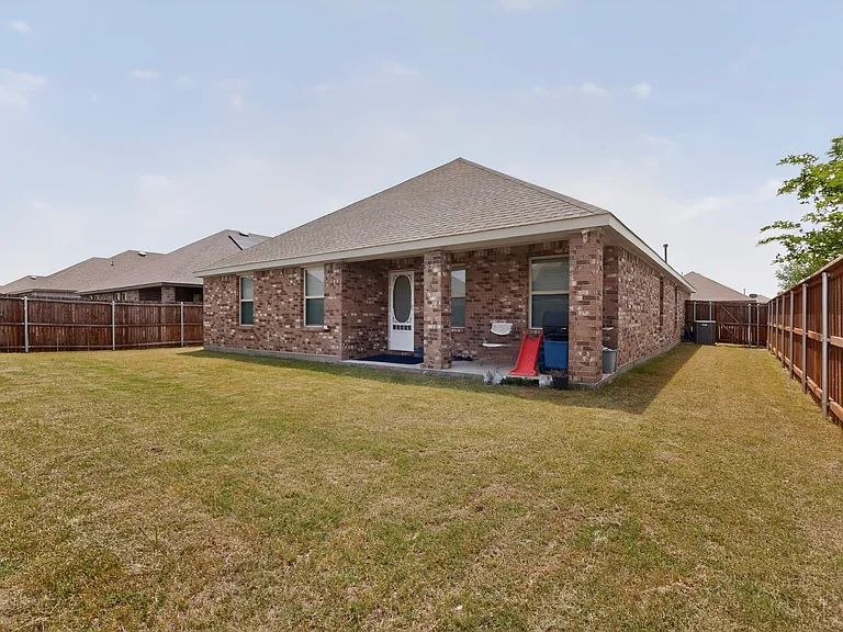 1114 Emerald Gate Dr — Photo 37