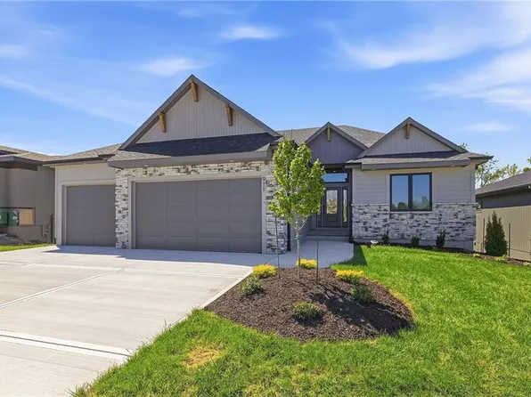 911 Savannah Ln, Greenwood, MO 64034