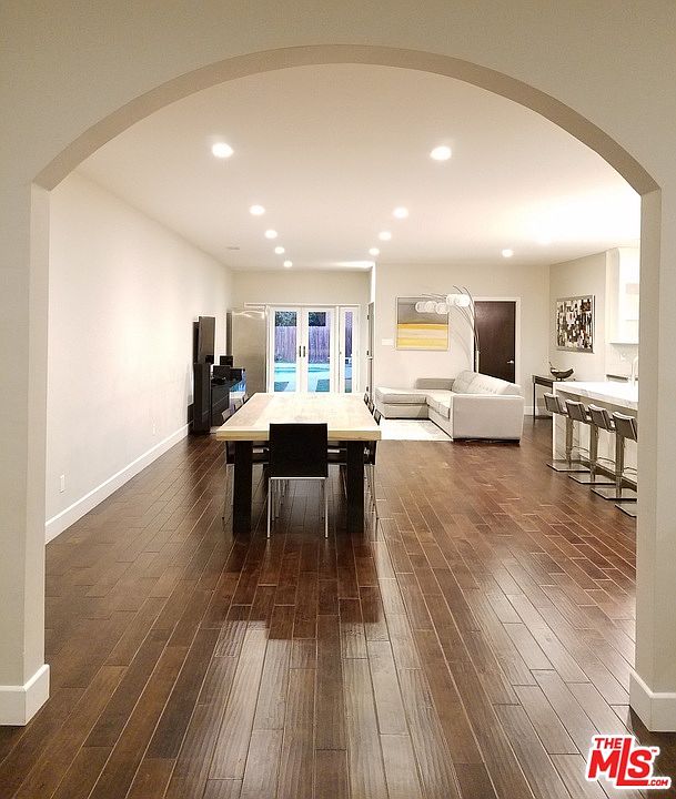 1st image of 216 S Larchmont Blvd