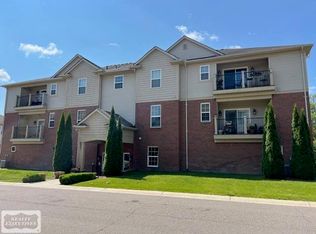 5656 Flagstaff Pines Dr Unit 402, Utica, MI