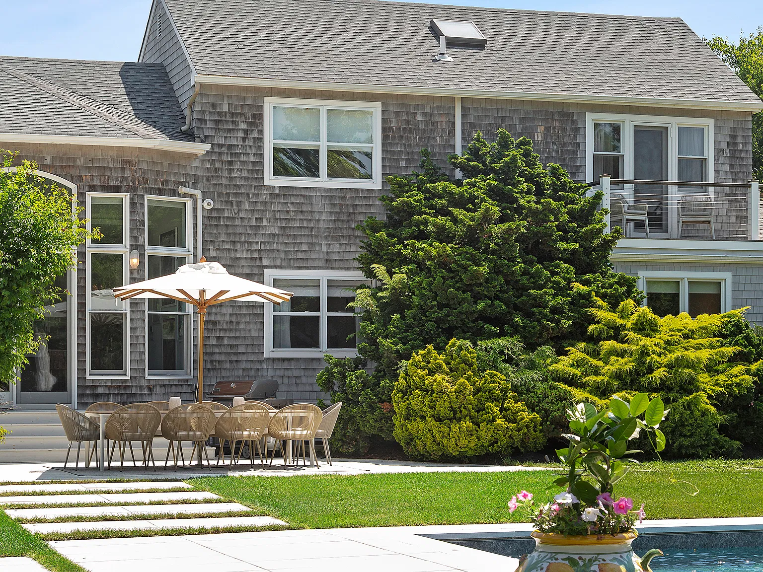Beautifully appointed Bridgehampton Estate in a Prime Location — Photo 2