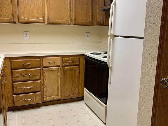 U-shaped kitchen with breakfast bar.
