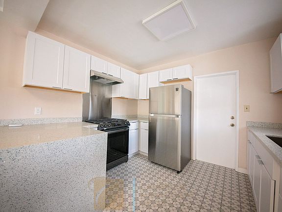 5th image of 3740 Goldfinch St