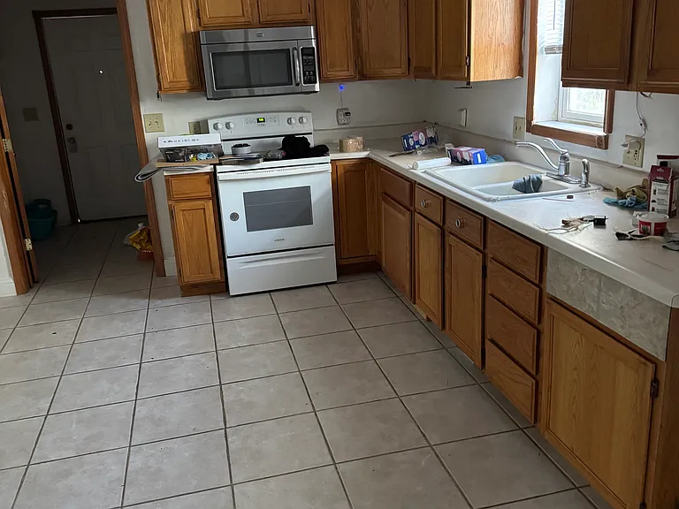221 E South St — Photo 9