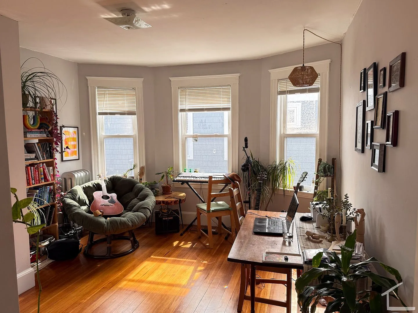 Beautiful Sunny Brighton 3-Bed w/ Parking — Photo 4