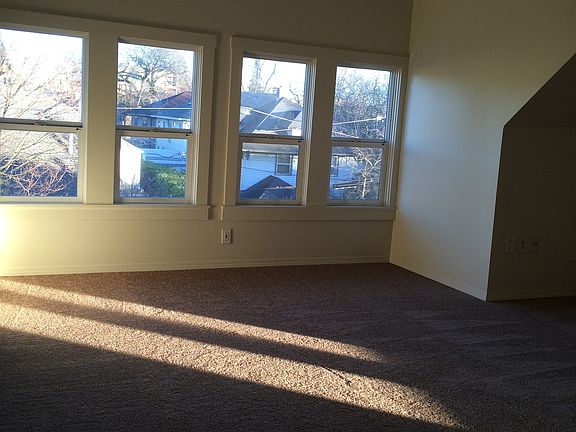 Bonus room upstairs - well lit