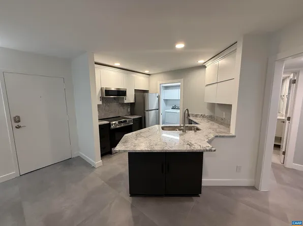 2108 Jefferson Park Ave APT B, Charlottesville, VA 22903