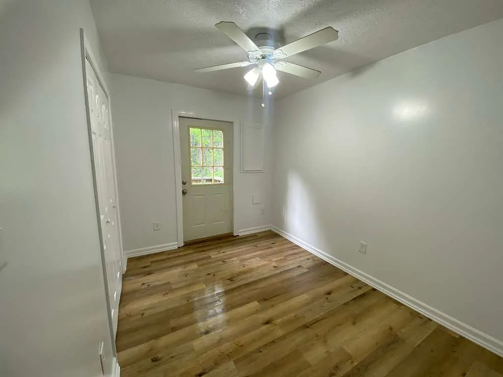 Building Photo - 5 E Pinecrest Dr #302