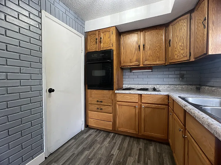 2230 Francis St — Photo 17