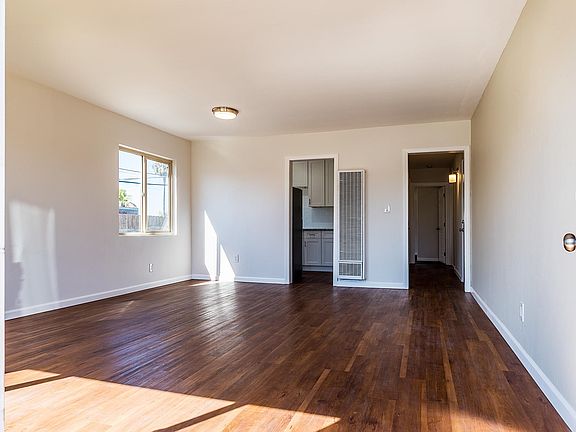 5th image of 314 Dahlia Ave