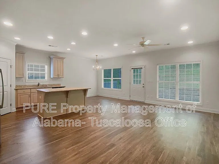 5035 Easton Dr — Photo 2