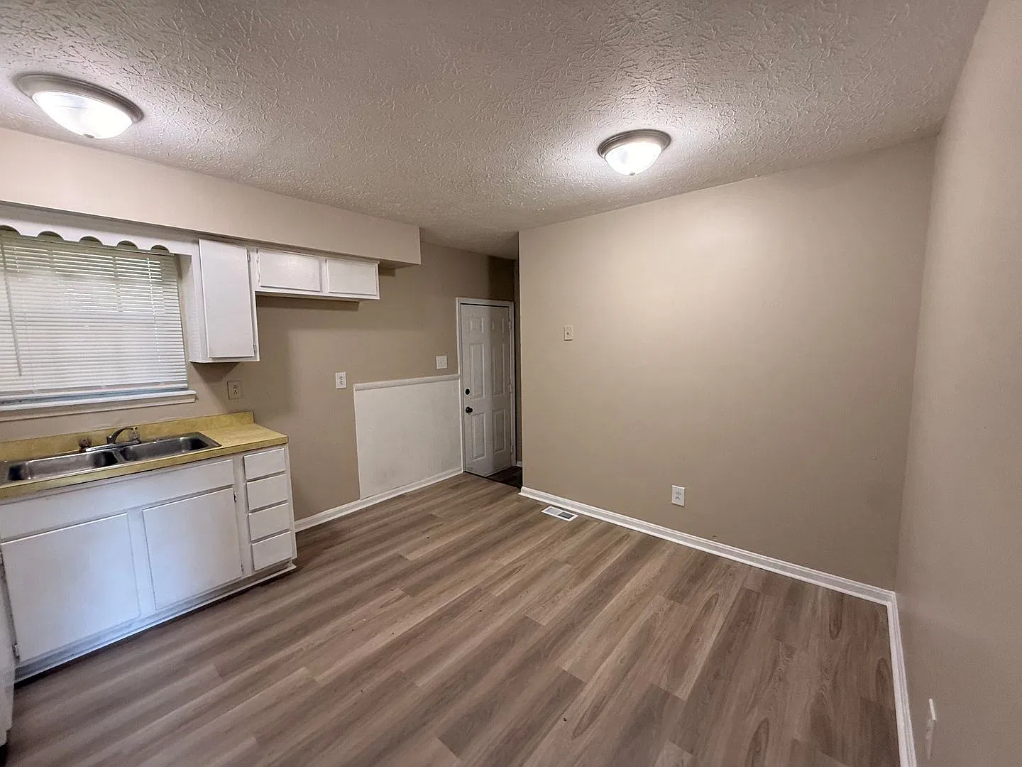Okolona with a full unfinished basement — Photo 3