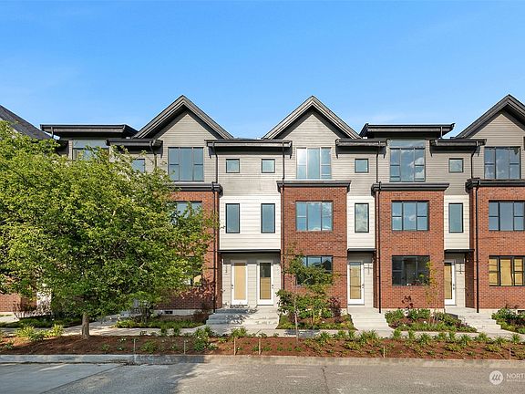North-east facing ground-level angle of community showing off the walkability & tranquility of the Whittier Heights neighborhood.>