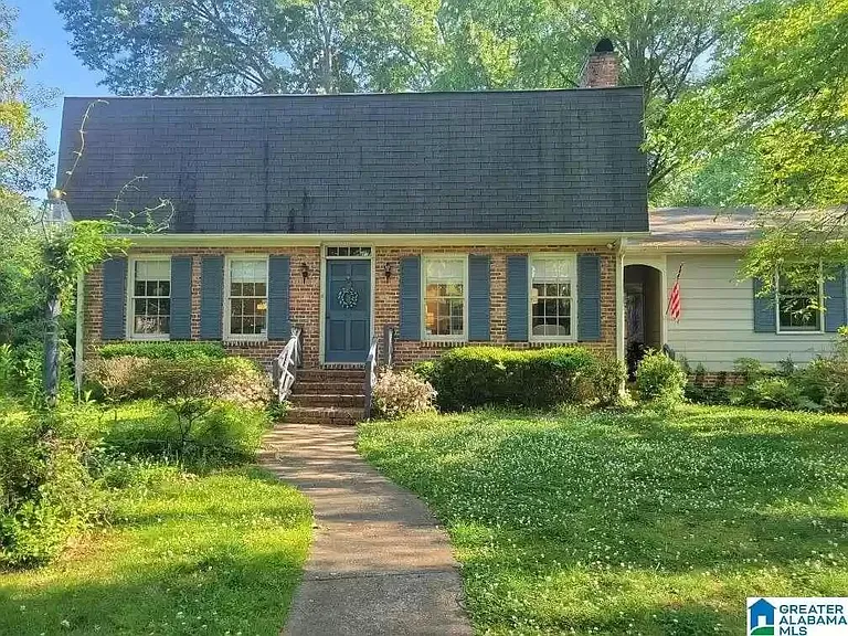 916 Greenbriar Cir — Photo 1