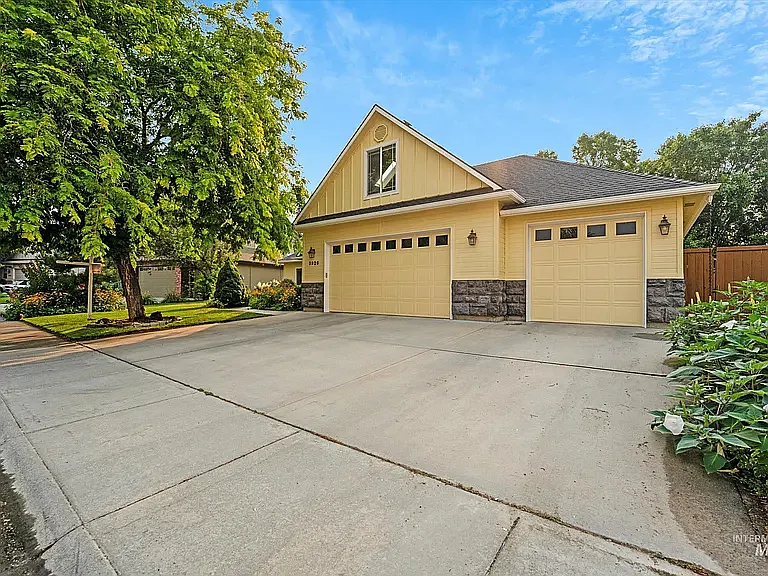 3926 N Waterloo Way — Photo 2