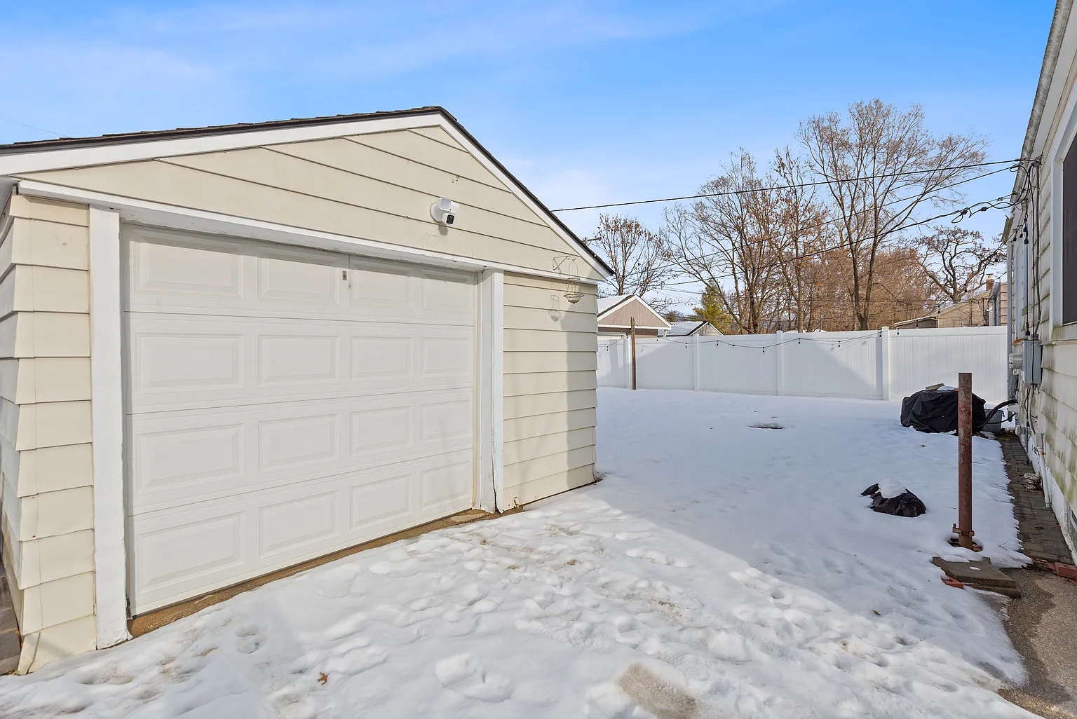 1596 W Marshall St photo 1