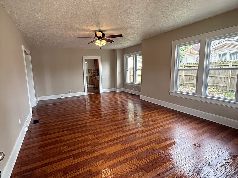 1012 S Fort Ave — Photo 3