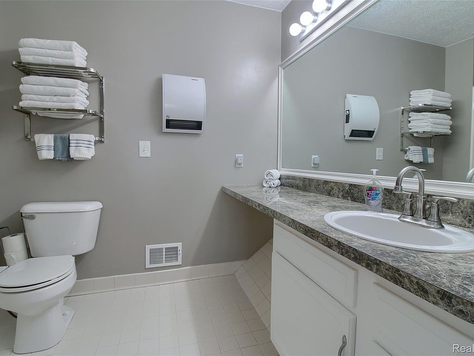 105 Farmington Rd, photo 16