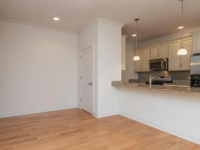 2352 W Byron St #403 — Photo 4