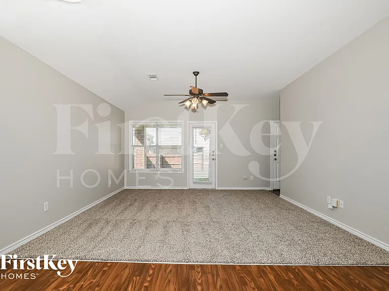 1309 Honeywood Ln — Photo 3