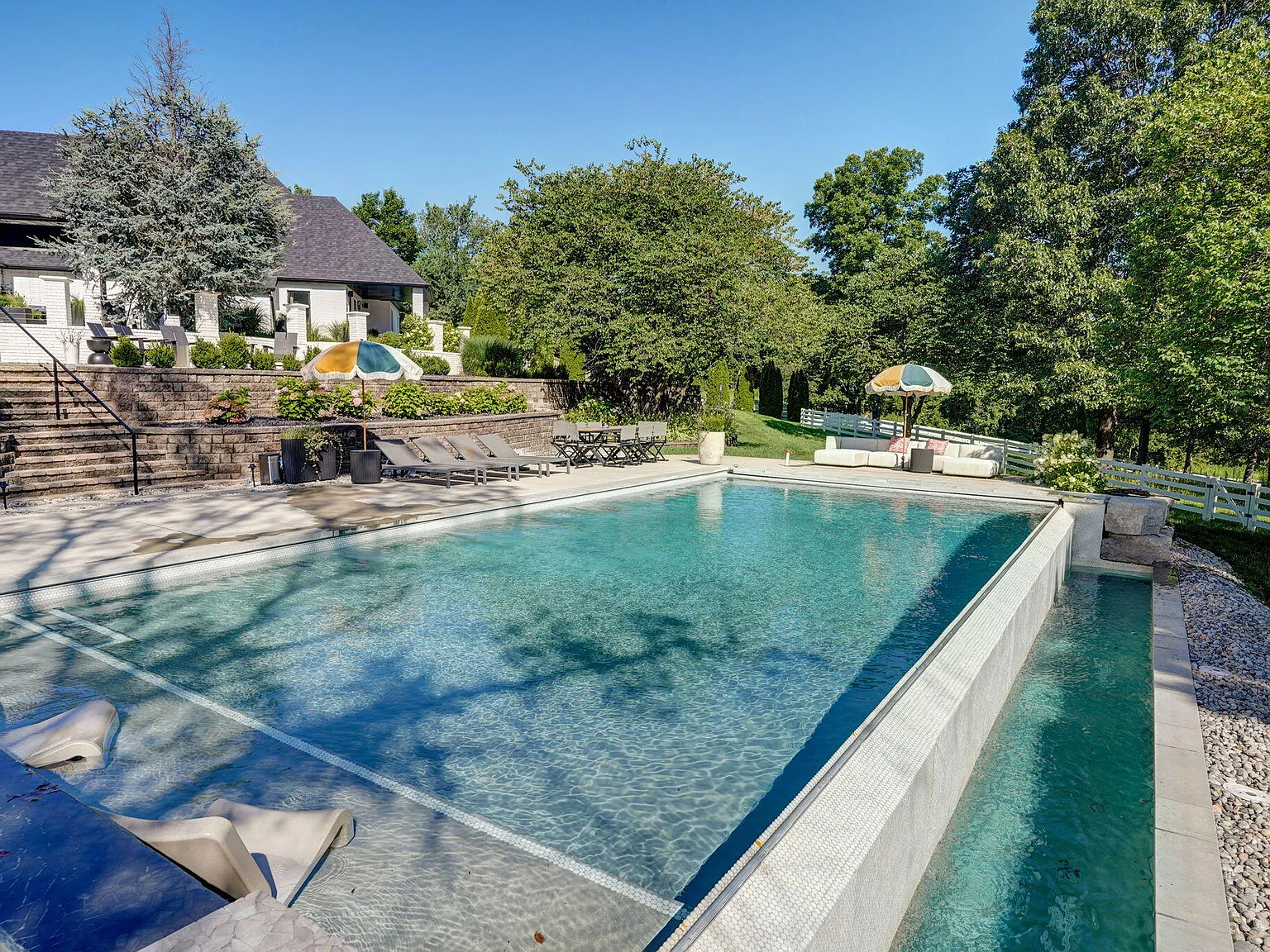 5 bed, 7.0 bath, 9445 sqft, $30,000 — Photo 3