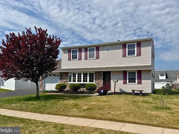 55 Canoe Birch Rd, Levittown, PA 19057