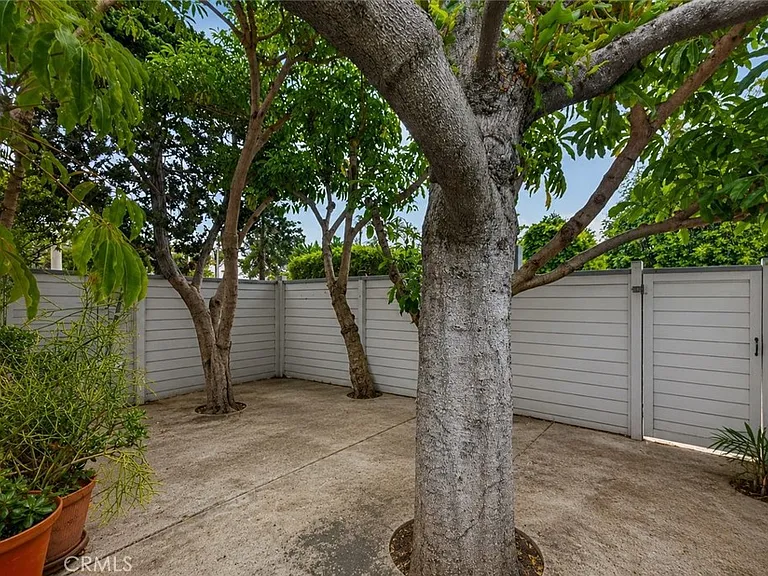 581 Park Ave — Photo 32