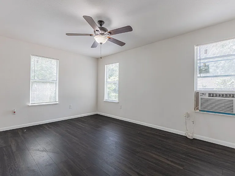 534 Walton Ave — Photo 21