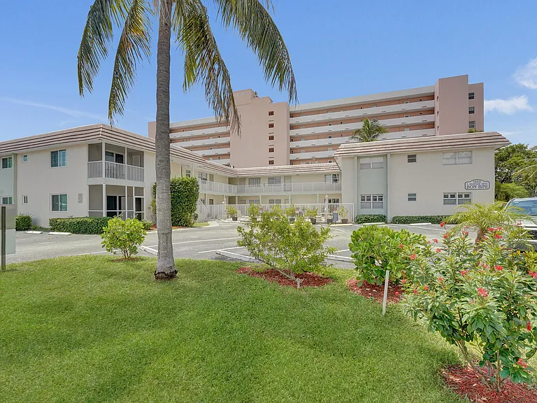 1450 N Riverside Dr #103 — Photo 4