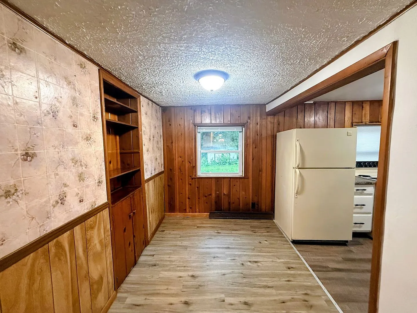 221 W Way St — Photo 4