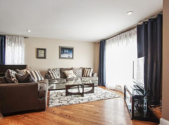 3rd image of 1400 Brookside Dr