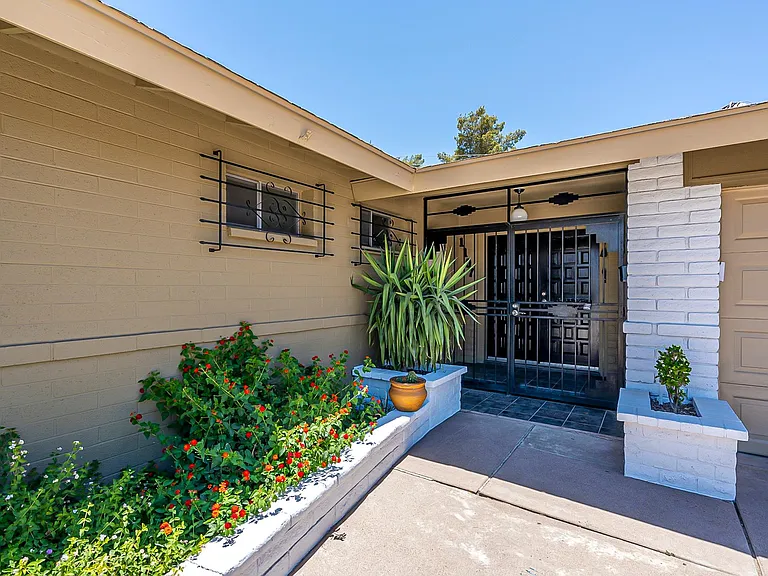 1107 E Geneva Dr — Photo 16