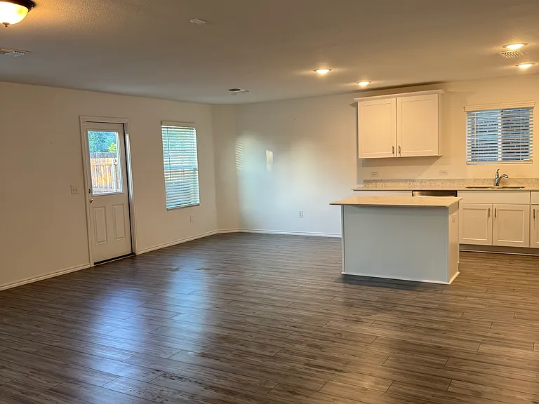 528 Lake Erie Dr — Photo 15