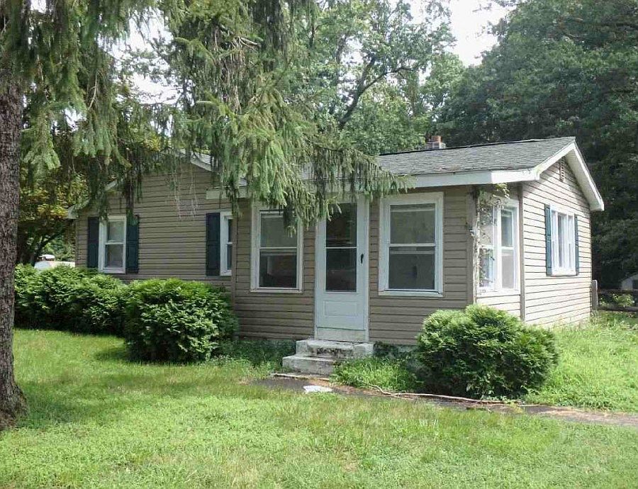 1st image of 10 Garden Ln