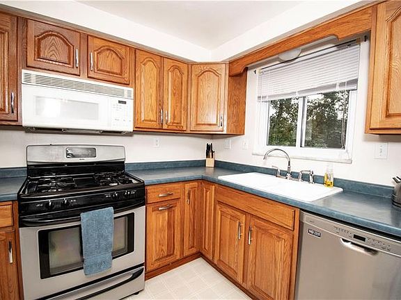 3rd image of 736 Elm Dr