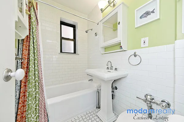 Sold by Moda Realty | media 7