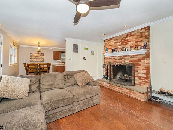 3rd image of 907 Rosewood Dr