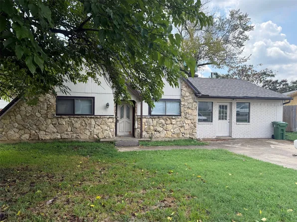 661 Oak Dr, Hurst, TX 76053