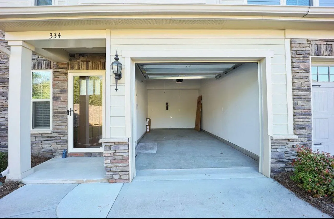 3 bed, 2.5 bath, 1804 sqft, $2,400 — Photo 4